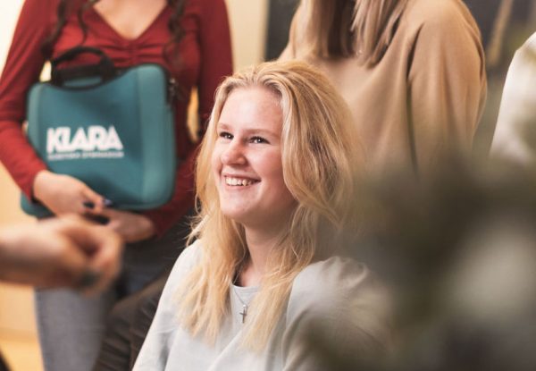 Elever i grupp pa skolan.
