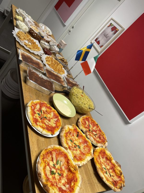 Italienskt buffe bestaende av pizzor.