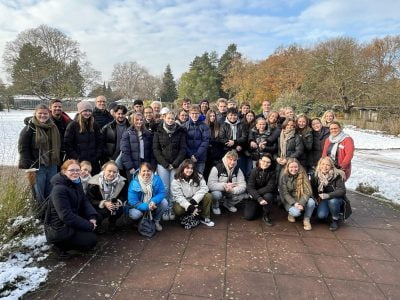 Ett gruppfoto av elever som star tillsammans ute i en park.