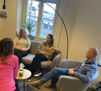 Elever fran KLARA Sundsvall och forskare fran Mittuniversitetet sitter i en soffa och pratar.
