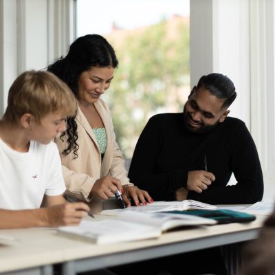 Larare hjalper elever med en uppgift