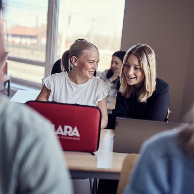 Elever studerar med sina datorer