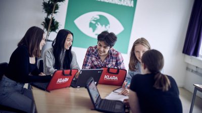 Elever studerar med sina datorer
