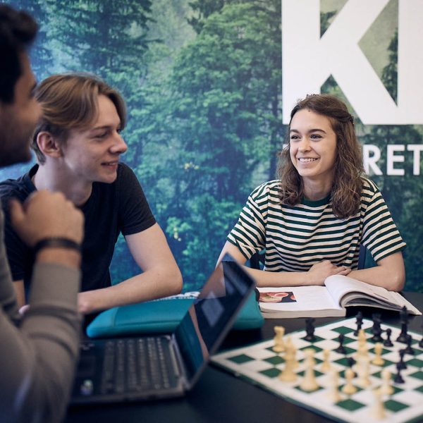 Elever i samtal runt ett bord i en skolkorridor
