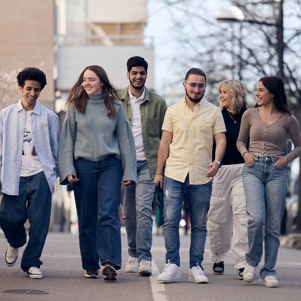 En grupp elever pa vag till skolan.