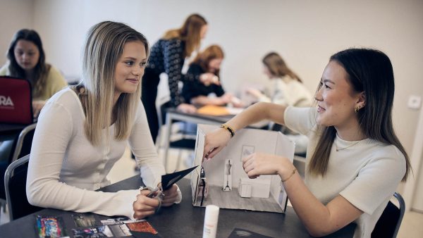Elever bygger modellhus
