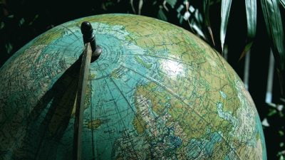 Jordglob dar man ser Europa och en bit av Ryssland